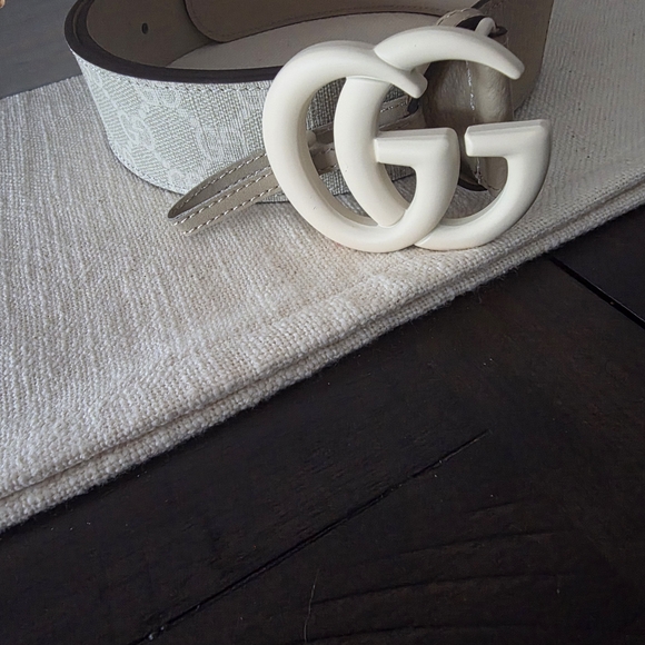 White and Tan Belt with Logo Buckle - Picture 3 of 4